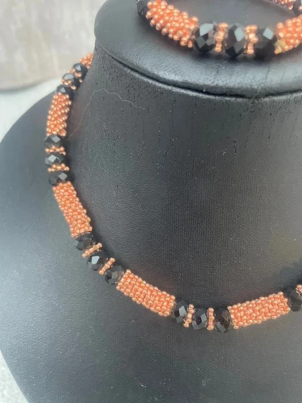 Zwarte en bronzen halsband en armband set – photo 3